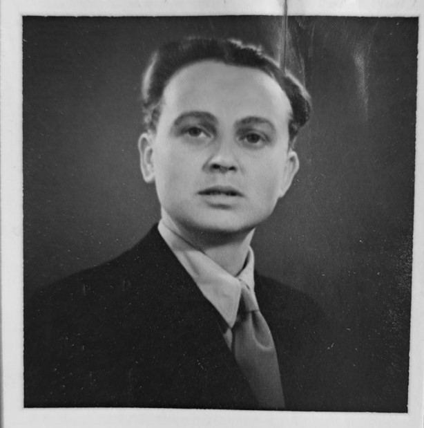 Portrait photo of Gerd Katter in a shirt, tie and suit, his hair combed back.