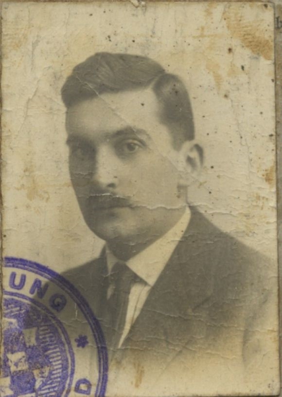 Portrait in suit with tie and light shirt.